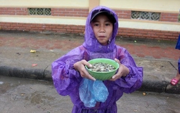 Những đứa trẻ dầm mưa nơi ‘đền thiêng cửa biển’