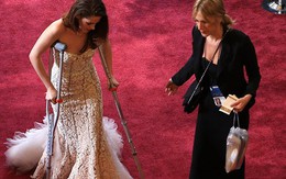 Kristen Stewart chống nạng tới Oscar 2013