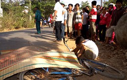 Quặn lòng hình ảnh cháu bé gào khóc bên thi thể mẹ