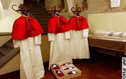 Trang phục cho tân Giáo hoàng được chuẩn bị thế nào?