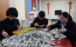 Trung Quốc: “Vác” hơn 200kg tiền xu đến ngân hàng