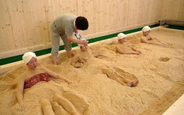 Thiếu nữ Nhật vùi mình trong mùn cưa để làm đẹp