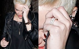 Miley Cyrus bất ngờ tháo nhẫn đính hôn