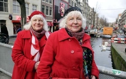 Cặp song sinh bán dâm lớn tuổi nhất Amsterdam "về hưu"