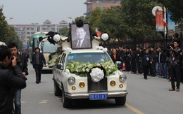 Lễ tang xa hoa của bí thư làng giàu nhất Trung Quốc