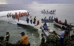 Cảnh máy bay lao xuống biển gãy đôi ở Indonesia
