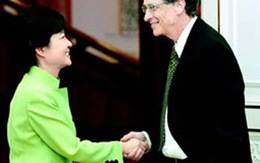 Bắt tay tổng thống Hàn Quốc, Bill Gates gây tranh cãi