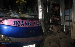 Xe khách đối đầu xe tải, hơn 40 người thoát chết