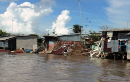 Cà Mau: 27m đường và 4 nhà dân tuột xuống sông