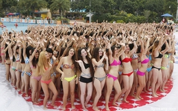 10.000 thiếu nữ mặc bikini xếp hình rắn khổng lồ