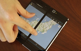 Smartphone 2 màn hình bất ngờ xuất hiện tại Hà Nội