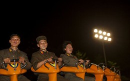 Binh lính Triều Tiên 'vui hết mình' ở công viên trò chơi