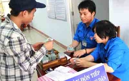 'Công bộc' giúp dân làm thủ tục hành chính