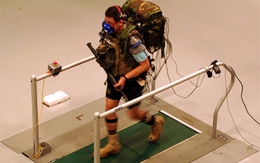 Lầu Năm góc thử nghiệm thiết bị hỗ trợ mang vác nặng cho binh sĩ