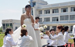 Trung Quốc: Nam sinh mặc váy cưới chụp ảnh kỉ niệm lễ tốt nghiệp