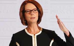 Nữ Thủ tướng Australia bị ném bánh sandwich vào người