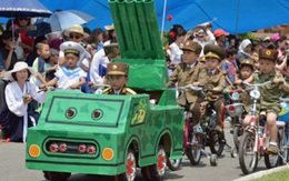 Triều Tiên cho 3.000 trẻ em duyệt binh mô hình