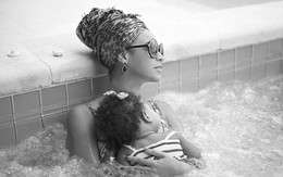 Beyoncé khoe ảnh tắm cùng con gái