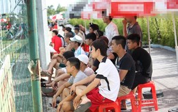 Khán giả đội nắng tới sân xem giải "phủi" lớn nhất Hà Nội