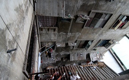 Cảnh hoang tàn của chung cư 50 tuổi giữa lòng Sài Gòn