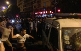 Trung Quốc: Đến giải quyết tai nạn, xe cảnh sát bị dân đập nát