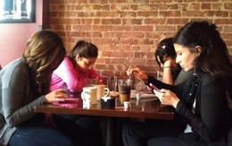 Những bức ảnh chứng minh smartphone đã phá hủy đời sống xã hội của loài người