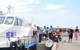 Hơn 500 du khách ở lại đảo Cô Tô để trải nghiệm bão lớn