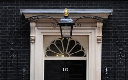Rút lính bảo vệ cửa dinh thủ tướng Anh để tiết kiệm tiền