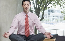 4 cách tập yoga ngay tại bàn làm việc