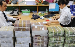 Sốt ruột vốn ế, ngân hàng giành khách của nhau