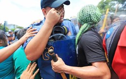 Cảnh sát Philippines òa khóc khi ngăn người biểu tình