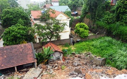 Quảng Ninh: Mưa xối xả, hơn chục nhà dân bị kéo sập, trơ móng