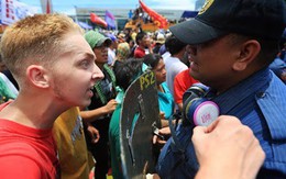 Philippines: Bắt du khách làm cảnh sát khóc