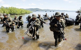 Biển Đông: Philippines “vừa đấm vừa xoa” Trung Quốc?