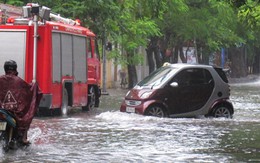 Người Hà Nội lội "bì bõm" trước ngày lễ