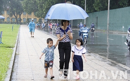Mẹ dắt 2 con vào Lăng viếng Bác dưới mưa tầm tã