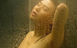 Lộ cảnh tắm trần của người mẫu ngực 'khủng' Hong Kong