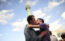 Trung Quốc: Hết hồn vì bị bạn nam cùng phòng "đè" ra cưỡng hôn