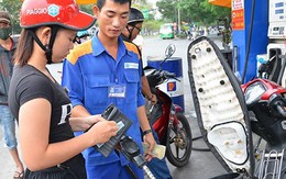 Một lít xăng 'cõng' 8.000 đồng thuế, phí