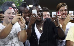 Balotelli “nhăn nhở” khoe iPhone cùng đám chiến hữu