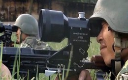 Chiến sĩ Việt Nam được trang bị kính nhìn xuyên đêm