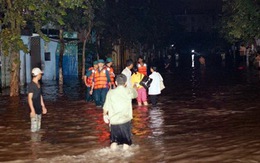 Giữa đêm khuya, hàng trăm hộ dân bỏ nhà cửa chạy nước ngập