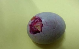 Vì sao trứng vịt có màu đỏ bất thường?