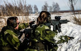 Xem "bóng hồng" Thụy Điển tập bắn súng trên thảo nguyên tuyết trắng