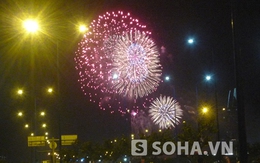 TP.HCM: Reo vui cùng pháo hoa đêm giao thừa trên đại lộ Võ Văn Kiệt