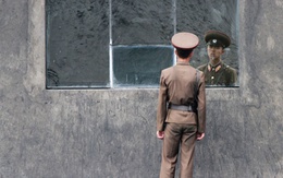 TG 24h qua ảnh: Binh sĩ Triều Tiên 'tranh thủ soi gương' bằng cửa sổ