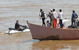 Chùm ảnh: Thợ lặn Thái Lan tìm kiếm thi thể vụ máy bay rơi ở Lào