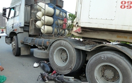 TP.HCM: Xe container cuốn xe máy vào gầm, 3 người thương vong
