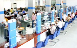 Nhân viên ngân hàng nơm nớp lo mất việc