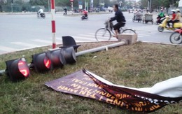 Hà Nội: Cột đèn giao thông bị gió...quật ngã